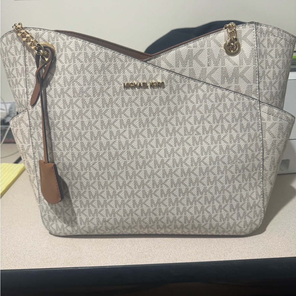 Michael kors purse new used once